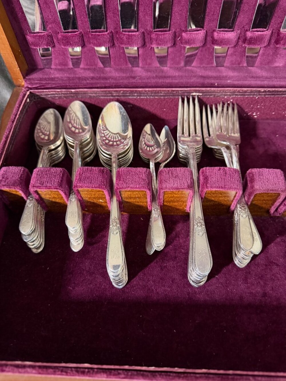 Antique Roger’s Brothers Stainless Steel Silverware Flatware Set In Wooden Case - Picture 2 of 9